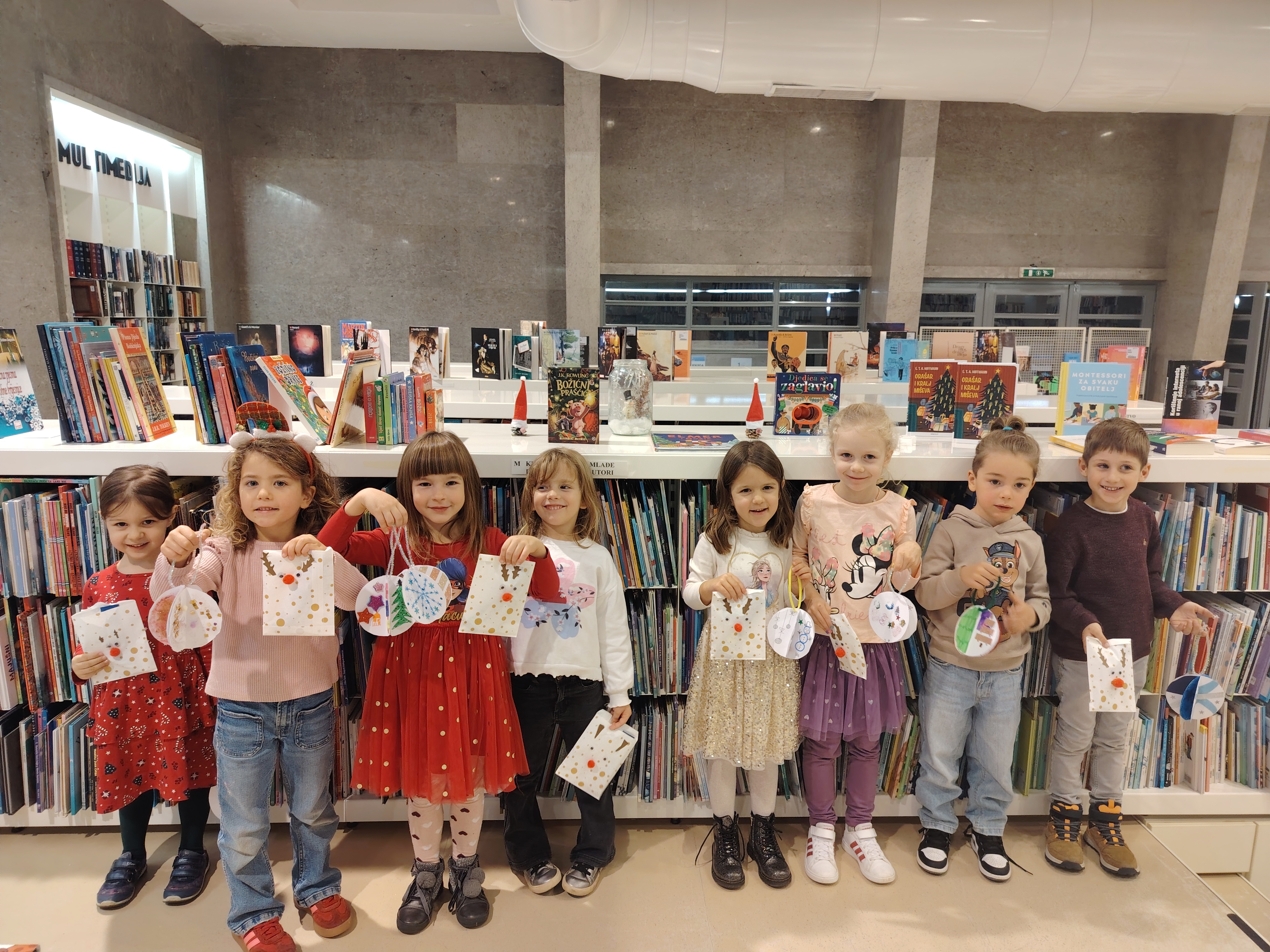 Prosinac u knjižnici // Održana blagdanska edukativno-kreativna radionica "Čitamo i stvaramo"