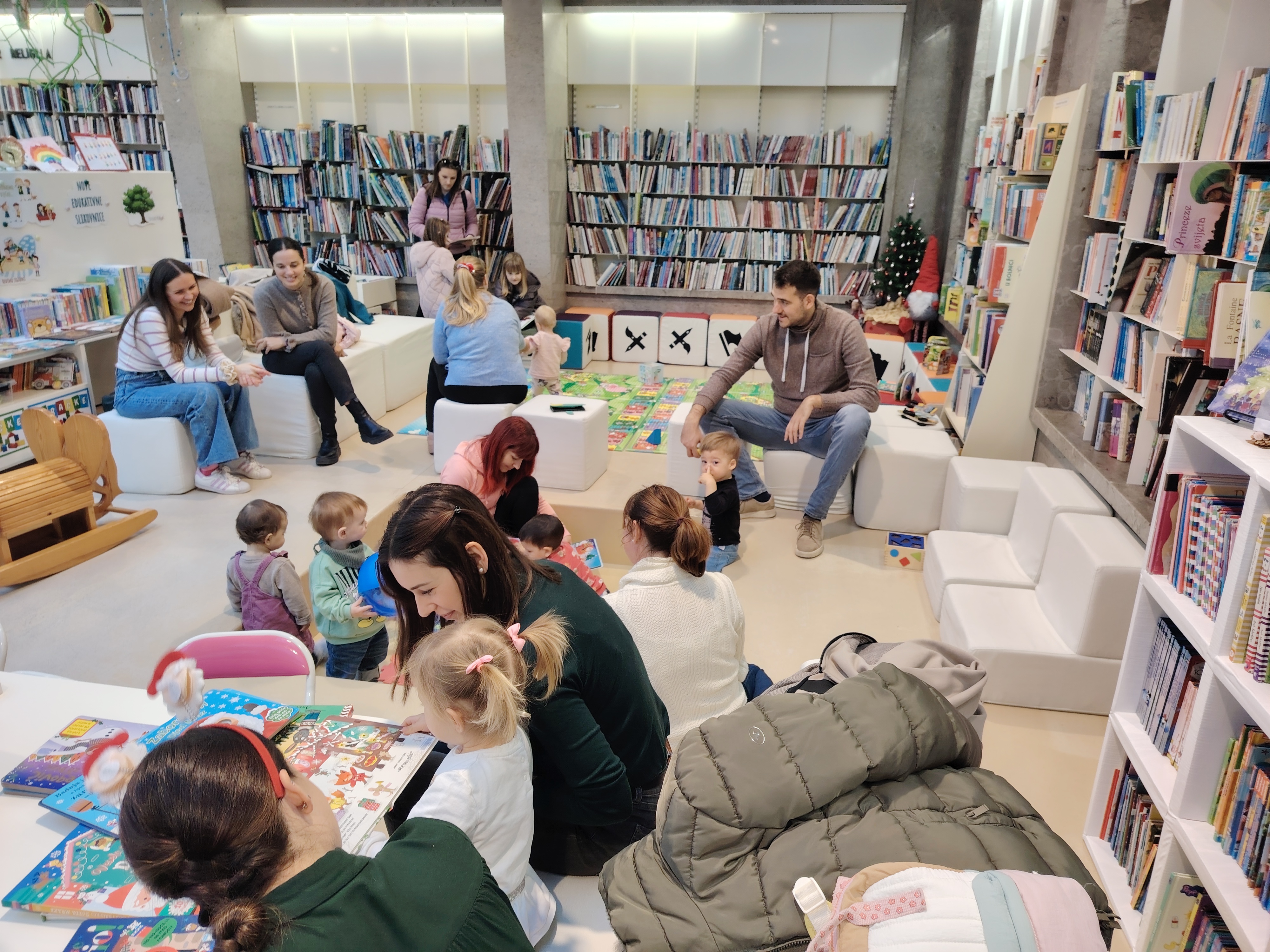 Prosinac u knjižnici // Održana blagdanska Pričaonica "I beba knjigu treba"