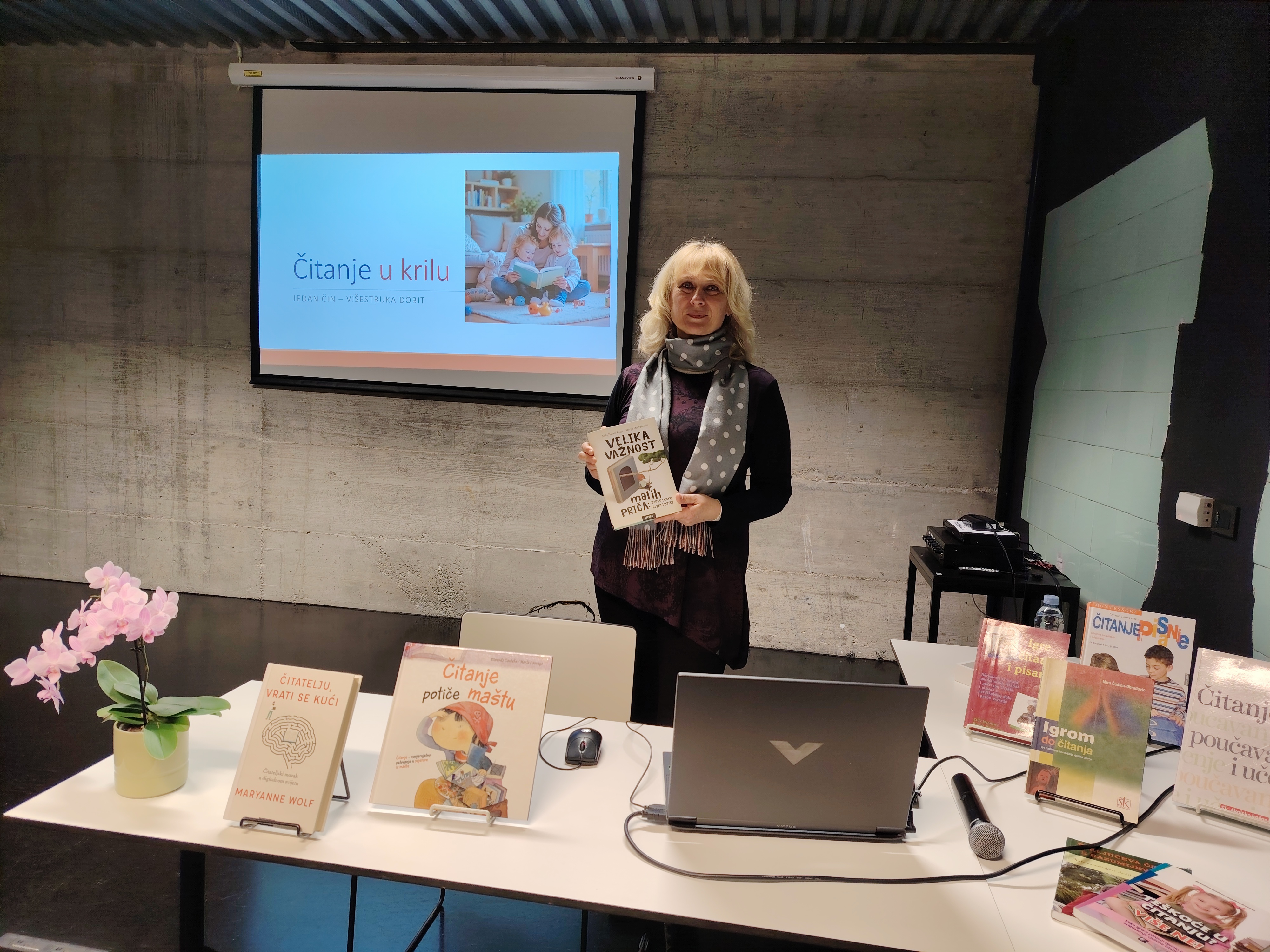 Članak psihologinje Dubravke Ujčić Lukšić "Čitanje u krilu – jedan čin, višestruke dobiti"