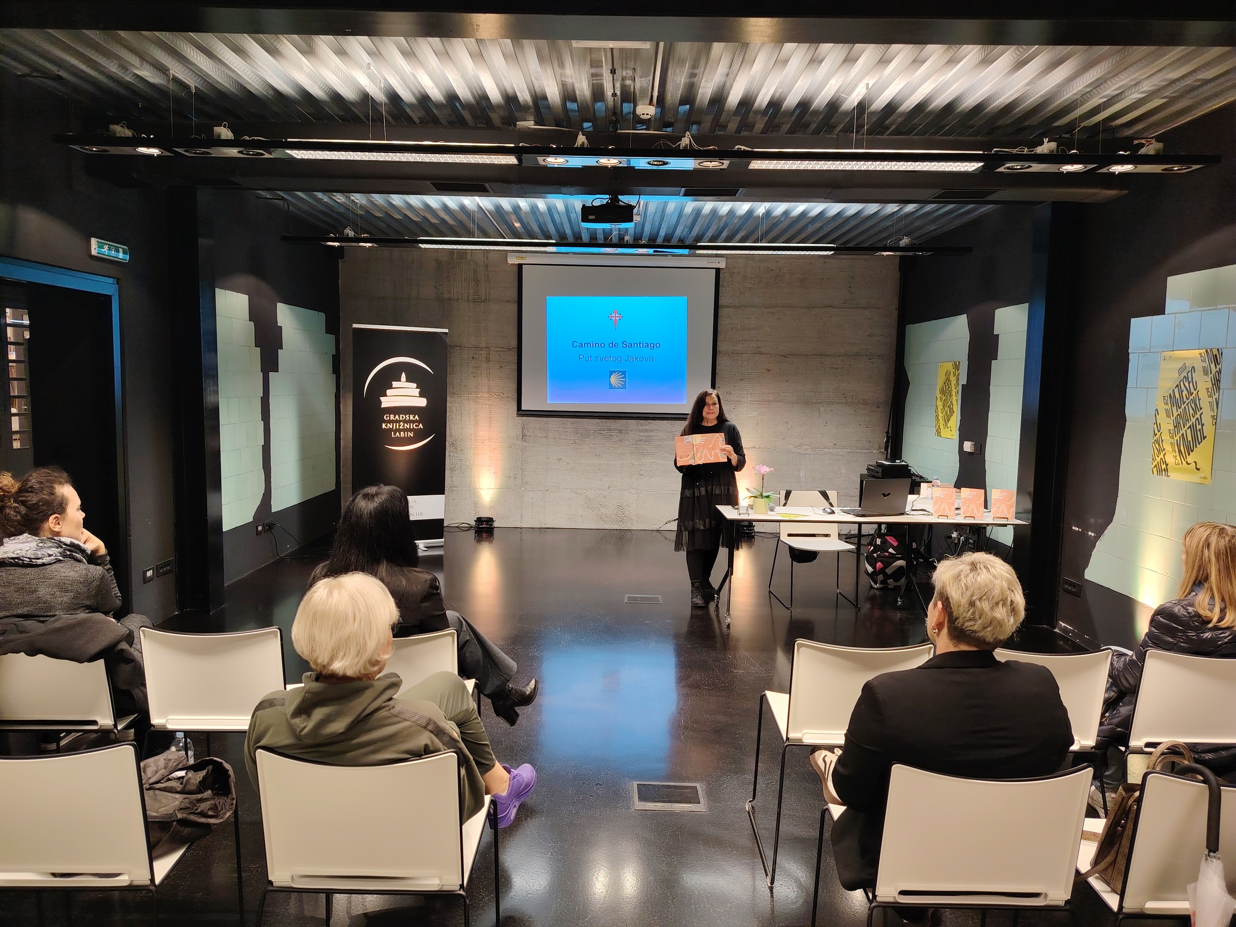 MHK // Održano multimedijalno putopisno predavanje i predstavljanje knjige „Ispovijest na putu u Santiago“ Marine Juranić