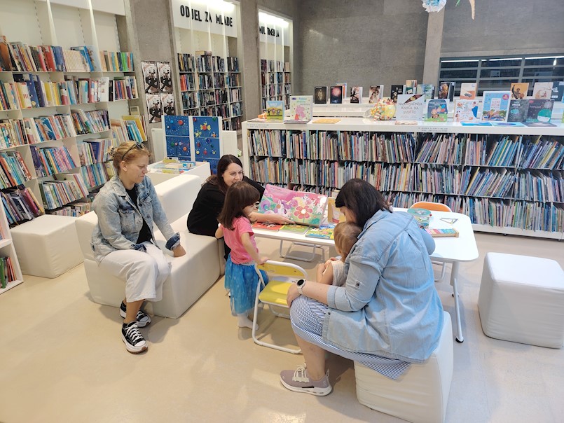 TIK // Održana Pričaonica "I beba knjigu treba"