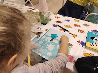 MHK // Održana edukativno-kreativna radionica "Čitamo i stvaramo: odabrala knjižničarka“