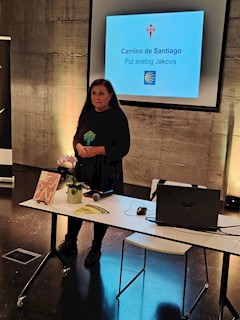 MHK // Održano multimedijalno putopisno predavanje i predstavljanje knjige „Ispovijest na putu u Santiago“ Marine Juranić