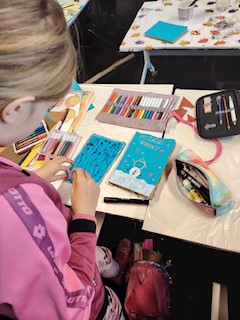 Održana likovno-kreativna radionica „Trebaju li knjige šal?“