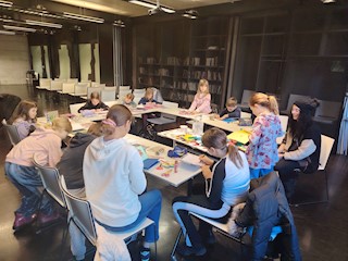 Održana likovno-kreativna radionica „Trebaju li knjige šal?“