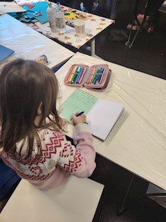 Održana likovno-kreativna radionica „Trebaju li knjige šal?“