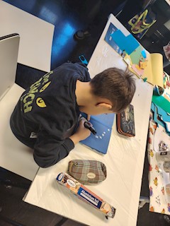 Održana likovno-kreativna radionica „Trebaju li knjige šal?“